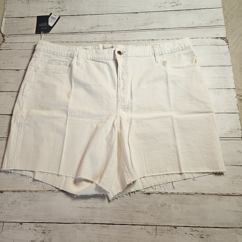 Universal Thread Womens White Vintage Bermuda Denim Shorts Raw Hem 24W NWT